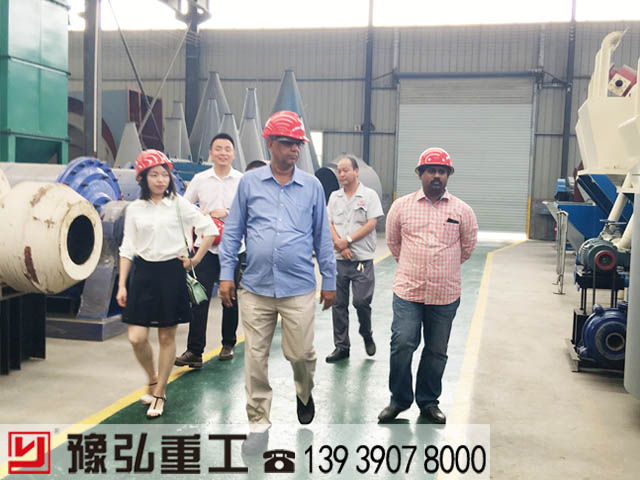 国外客户参观4R3016雷蒙磨 国外客户参观4R3016雷蒙磨